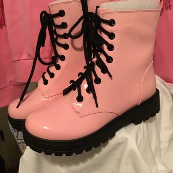 🔥Best offers, NWT, small scratches on left boot, see photos, otherwise great - Picture 2 of 4